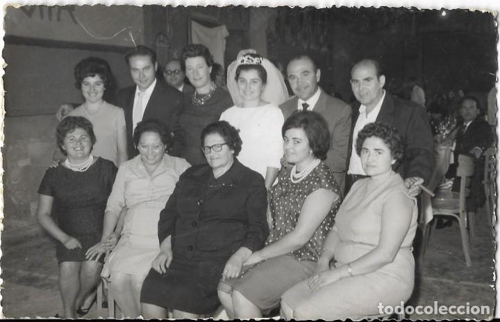 Fotografia antica: *** CC190 - FOTOGRAFIA - PAREJA DE NOVIOS CON FAMILIARES Y AMIGOS - F. PASCUAL GONZALEZ - MISLATA