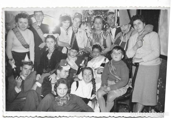 Fotografia antica: *** CC192 - FOTOGRAFIA - GRUPO DE AMIGOS EN UNA FIESTA DE NOCHEVIEJA - REP. EMILIO POVEDA 1956