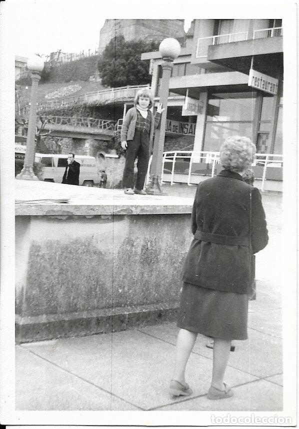 Fotografia antica: *** AF332 - FOTOGRAFIA - NI&Ntilde;ITA JUNTO A UNA FAROLA