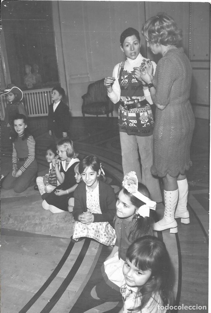 Photographie ancienne: == KK245 - FOTOGRAFIA - GRUPO DE NI&Ntilde;OS EN UNA FIESTA DE NAVIDAD - 1972 - 18 X 12 CM.
