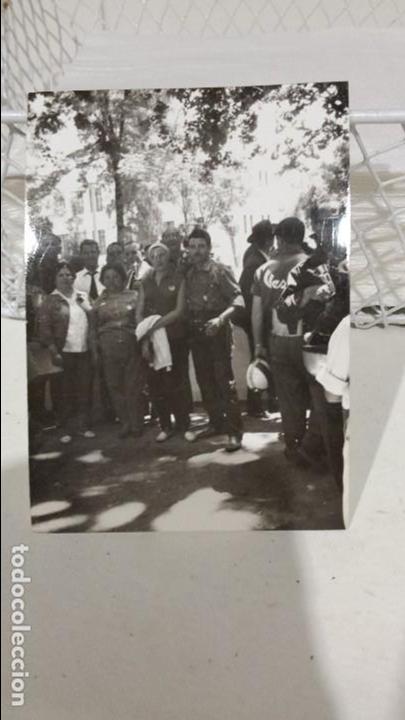 Fotograf&iacute;a antigua: Grupo de amigos de la moto vespa