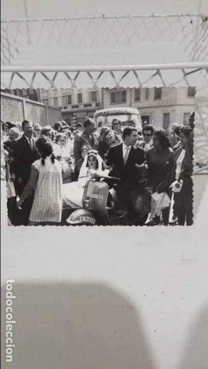 Fotograf&iacute;a antigua: Boda ,la pareja se desplaza en una moto vespa