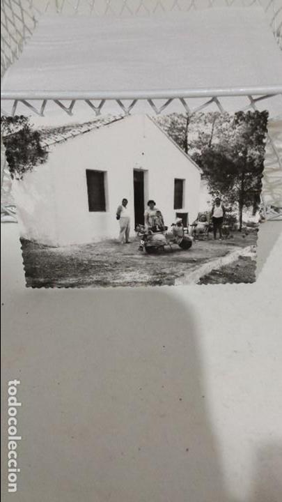 Fotograf&iacute;a antigua: Familia en casa de campo junto a una moto vespa