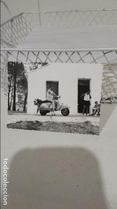 Fotograf&iacute;a antigua: Hombre momtado sobre una moto vespa.