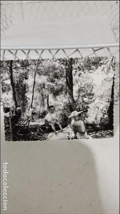 Fotograf&iacute;a antigua: Familia en el campo. Ni&ntilde;o sobre una moto vespa.
