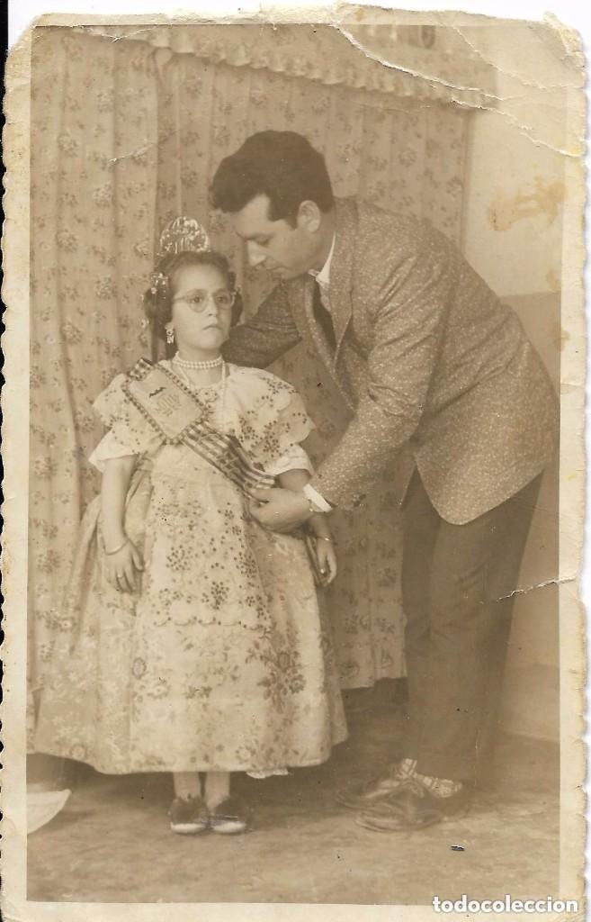 Photographie ancienne: *** BB702 - FOTOGRAFIA - JOVEN FALLERITA CON UN SE&Ntilde;OR COLOCANDOLE LA BANDA