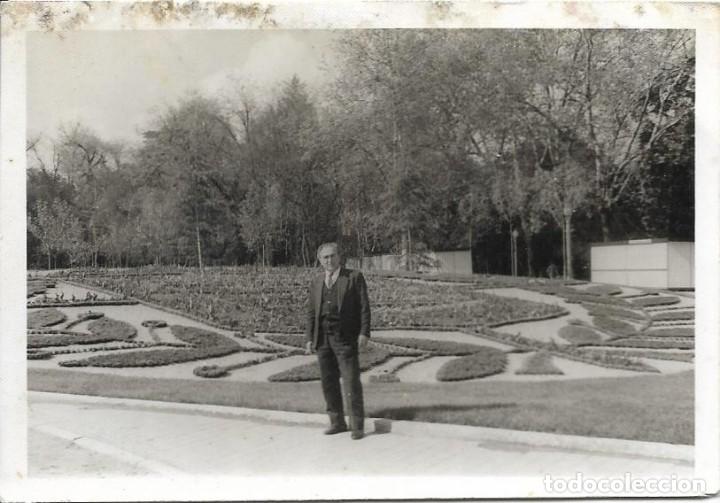 Photographie ancienne: *** AF364 - FOTOGRAFIA - SE&Ntilde;OR EN UN PARQUE