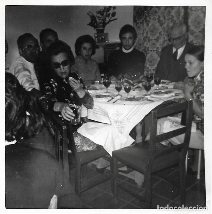 Photographie ancienne: == AF121 - FOTOGRAFIA - GRUPO FAMILIAR EN UNA COMIDA