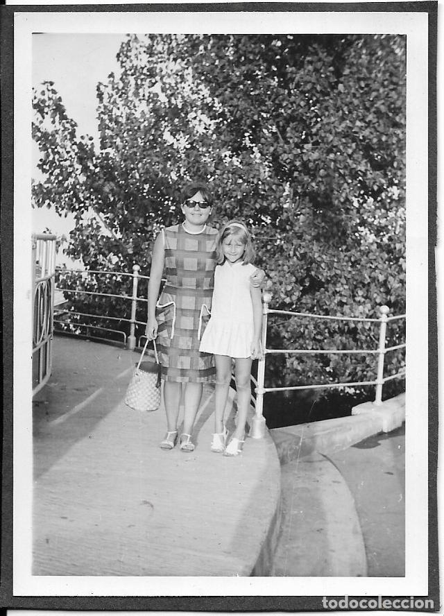 Photographie ancienne: *** AF373 - FOTOGRAFIA - SE&Ntilde;ORA CON UNA JOVENCITA