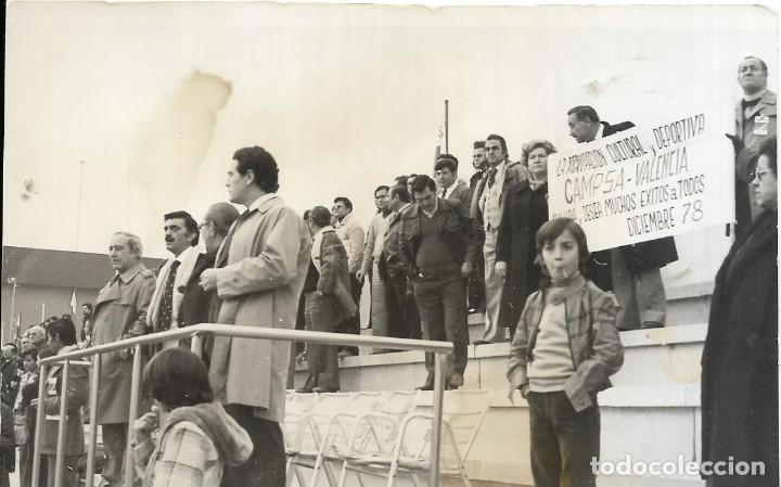 Photographie ancienne: *** CC200 - FOTOGRAFIA - GRUPO DE GENTE EN UN EVENTO DEPORTIVO