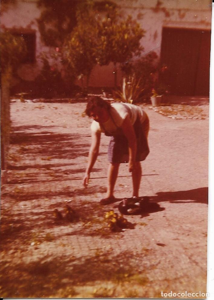 Photographie ancienne: == AF491 - FOTOGRAFIA - SE&Ntilde;ORA RECOGIENDO ALGO DEL SUELO