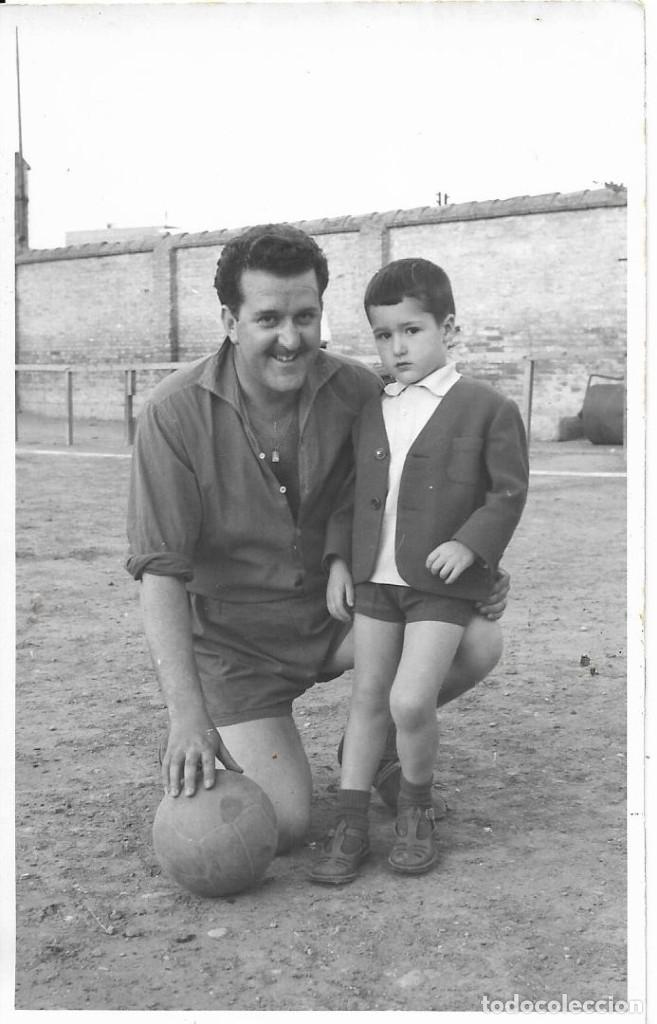 Fotografia antica: == AF500 - FOTOGRAFIA - JUGADOR DE FUTBOL CON UN NI&Ntilde;ITO