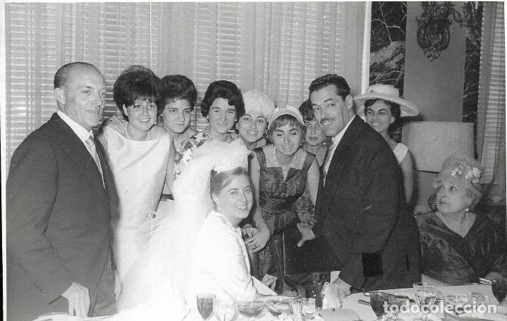 Fotografia antica: :::: AA88 - FOTOGRAFIA - PAREJA DE NOVIOS CON SUS INVITADOS - 17,5 X 12,5 CM.