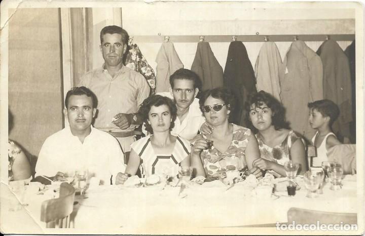 Fotografia antica: == AF515 - FOTOGRAFIA - GRUPO DE AMIGOS EN UN CONVITE
