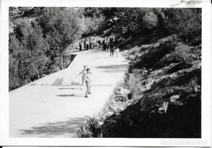 Fotografia antica: == AF703 - FOTOGRAFIA - GENTE POR UN CAMIINO