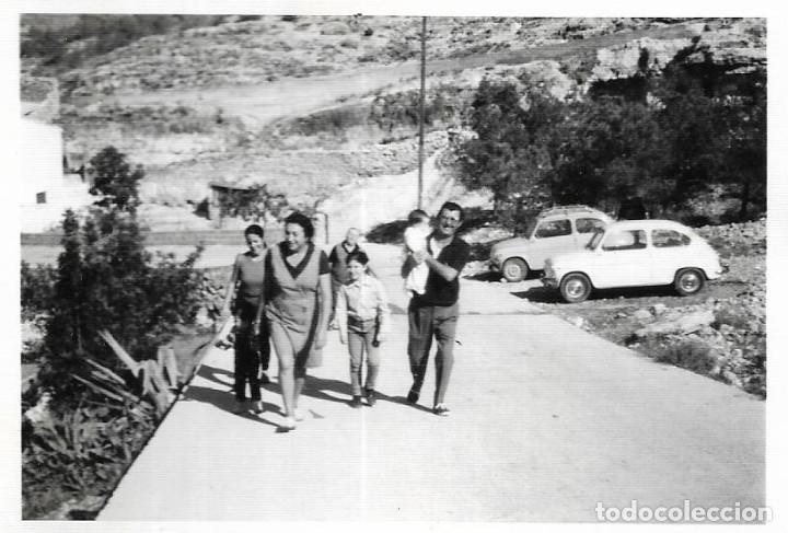 Fotografia antica: == AF709 - FOTOGRAFIA - GRUPO FAMILIAR DE PASEO POR UN CAMINO, DOS COCHES APARCADOS EN UN LADO
