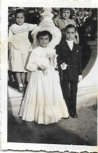 Fotografia antica: == FA880 - FOTOGRAFIA PEQUE&Ntilde;O FORMATO - PAREJITA DE PRIMERA COMUNION CON DOS AMIGUITOS