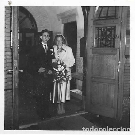 Fotografia antica: == AD861 - FOTOGRAFIA - PAREJA DE NOVIOS - 6 X 6 CM.