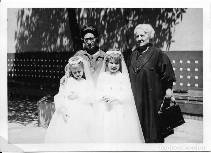 Fotografia antica: == AF713 - FOTOGRAFIA  - DOS SE&Ntilde;ORAS CON DOS NI&Ntilde;AS DE PRIMERA COMUNI&Oacute;N