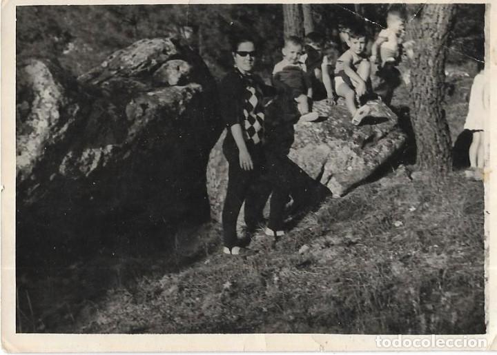Fotografia antiga: ** AF726 - FOTOGRAFIA - SE&Ntilde;ORA CON VARIOS NI&Ntilde;OS EN EL CAMPO