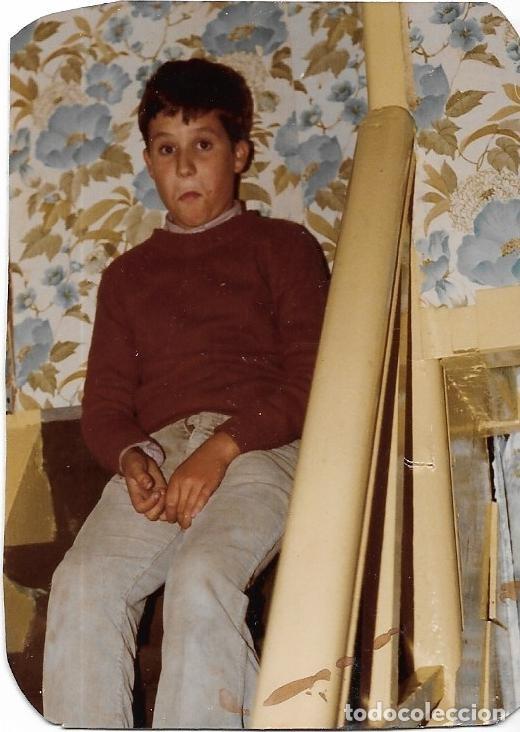 Fotografia antiga: == AD862 - FOTOGRAFIA - JOVENCITO SENTADO EN UNA ESCALERA