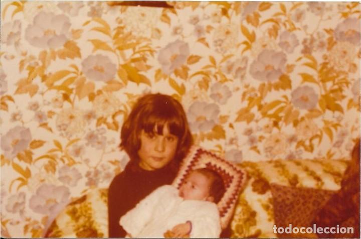 Fotografia antiga: == AF521 - FOTOGRAFIA - NI&Ntilde;A CON BEB&Eacute; EN BRAZOS