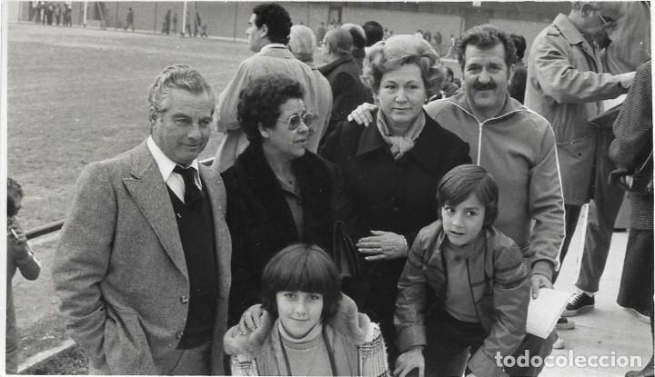 Fotografia antiga: :::: VF587 - FOTOGRAFIA - GRUPO FAMILIAR EN ALGUN EVENTO DEPORTIVO