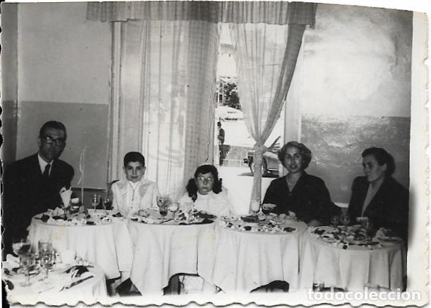 Fotografia antiga: == AD867 - FOTOGRAFIA - PAREJITA DE PRIMERA COMUNION EN SU BANQUETE