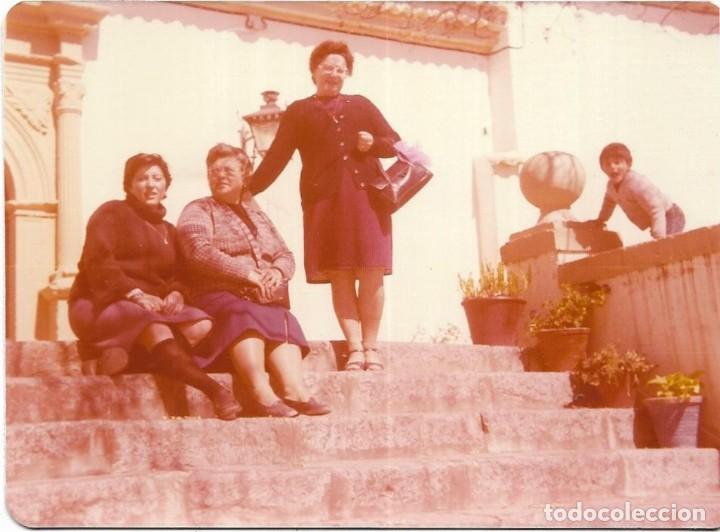Fotografia antiga: *** AF611 - FOTOGRAFIA - TRES SE&Ntilde;ORAS SENTADAS EN UNA ESCALERA