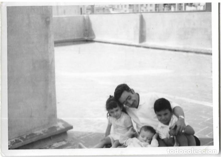 Fotografia antiga: == AF747 - FOTOGRAFIA - SE&Ntilde;OR CON TRES NI&Ntilde;OS EN UNA TERRAZA