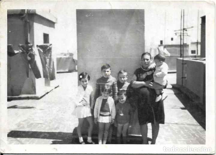 Fotografia antiga: == AF750 - FOTOGRAFIA - SE&Ntilde;ORA CON VARIOS JOVENCITOS