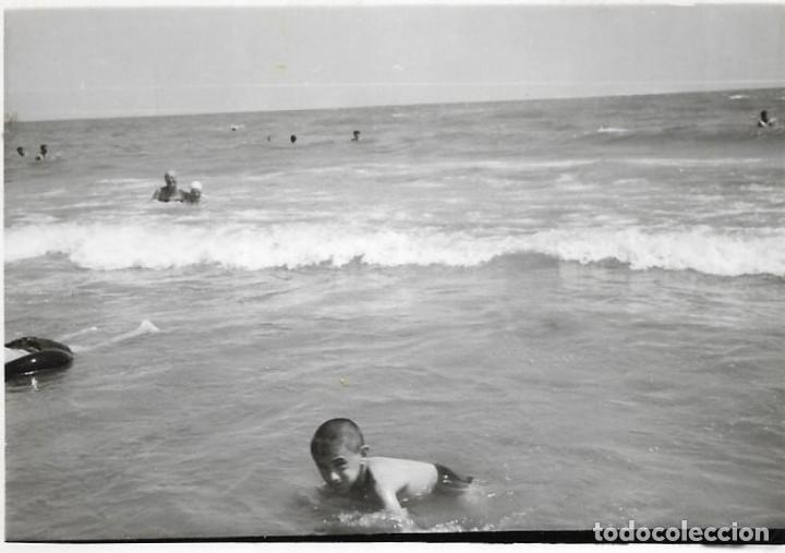 Fotografia antiga: == AF753 - FOTOGRAFIA - NI&Ntilde;O TOMANDO EL BA&Ntilde;O EN LA PLAYA