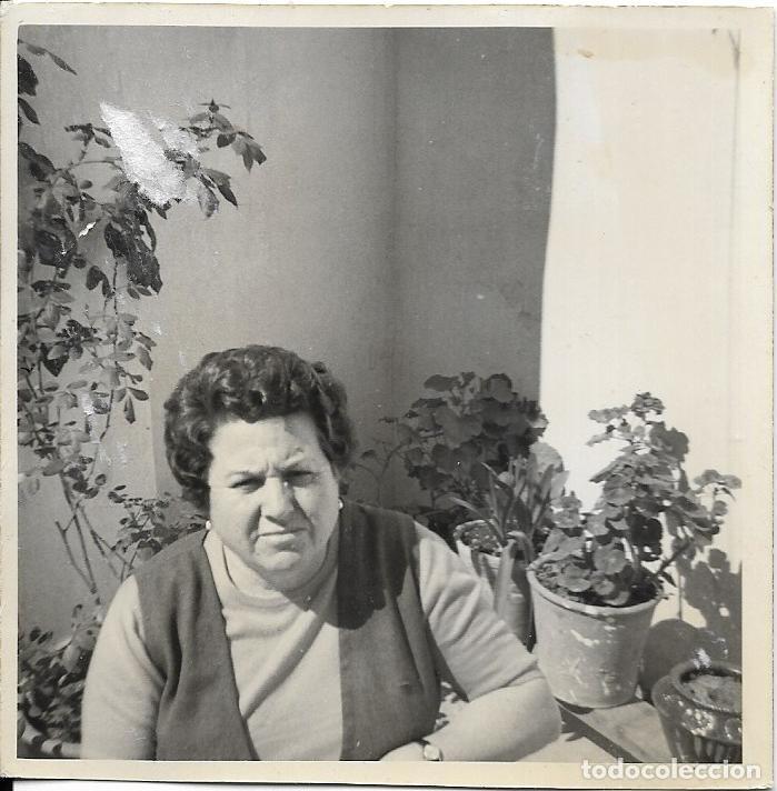 Fotografia antica: == AF125 - FOTOGRAFIA - SE&Ntilde;ORA EN UN PATIO