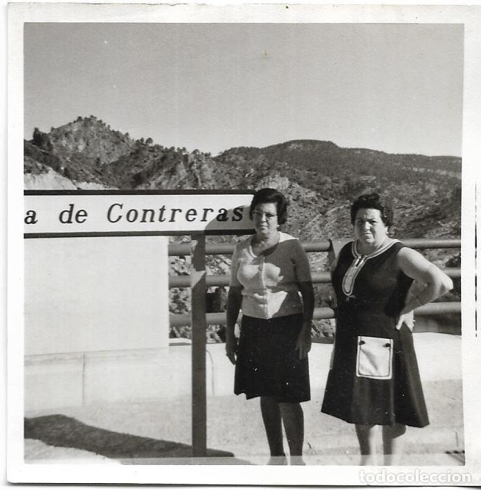 Fotografia antica: == AF127 - FOTOGRAFIA - DOS SE&Ntilde;ORAS JUNTO A UN CARTEL