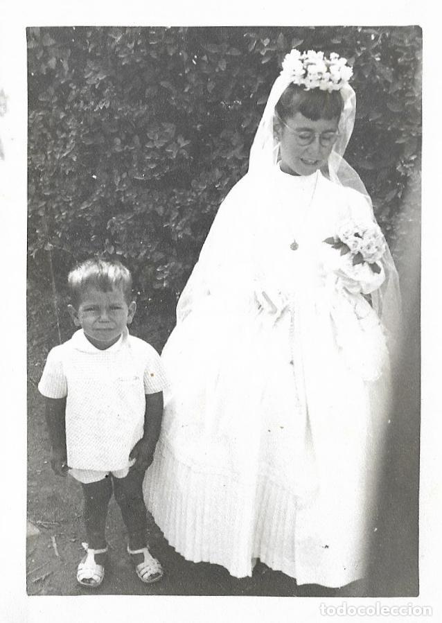 Fotografia antica: *** AF614 - FOTOGRAFIA - JOVENCITA DE PRIMERA COMUNION CON UN NI&Ntilde;ITO