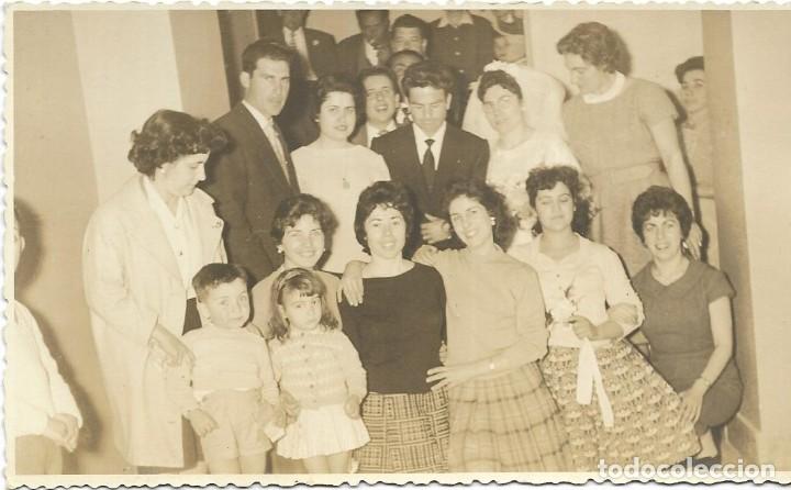 Fotografia antica: == AF530 - FOTOGRAFIA - PAREJA DE NOVIOS CON SUS AMIGOS Y FAMILIARES