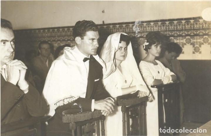 Fotograf&iacute;a antigua: :::: FF208 - FOTOGRAFIA - PAREJA DE NOVIOS EN EL ALTAR - 17,5 X 11,5 CM.