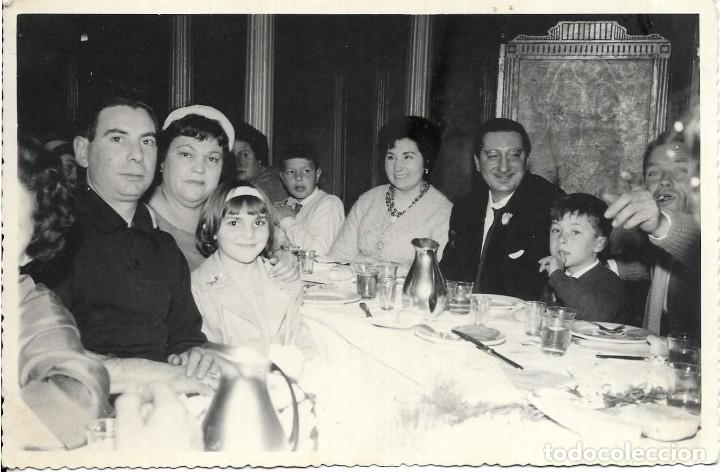 Fotograf&iacute;a antigua: :::: FF216 - FOTOGRAFIA - GRUPO DE GENTE EN UN BANQUETE - 17,5 X 11,5 CM.
