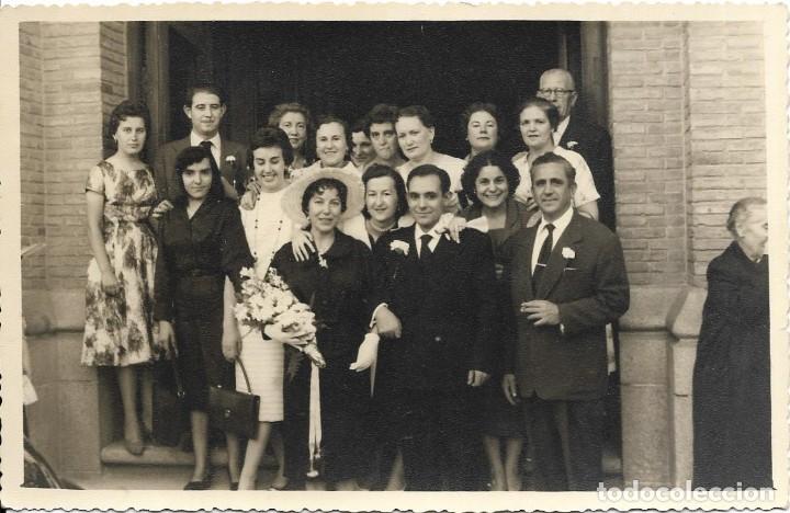 Fotograf&iacute;a antigua: :::: FF217 - FOTOGRAFIA - PAREJA DE NOVIOS CON SUS AMIGOS Y FAMILIARES - 17,5 X 11,5 CM.