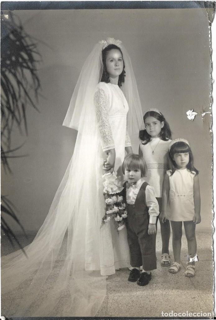 Fotograf&iacute;a antigua: :::: FF219 - FOTOGRAFIA - JOVEN NOVIA CON TRES NI&Ntilde;ITOS - 17,5 X 12 CM.