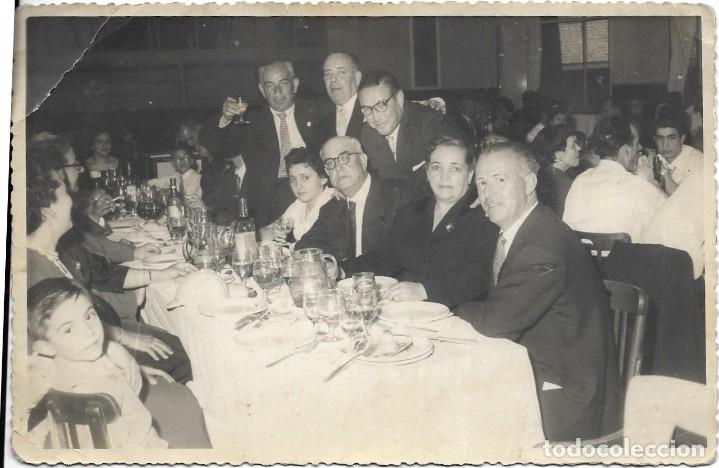 Fotograf&iacute;a antigua: :::: FF221 - FOTOGRAFIA - GRUPO DE AMIGOS EN UN BANQUETE - 17 X 11,5 CM.
