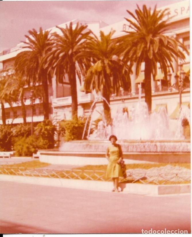 Fotografia antica: *** AF626 - FOTOGRAFIA - SE&Ntilde;ORA JUNTO A UNA FUENTE