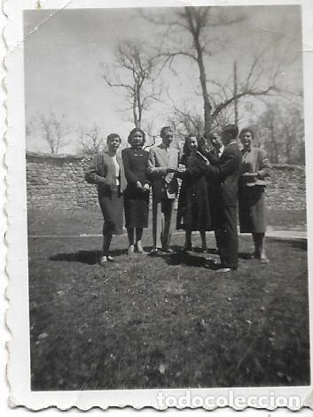 Fotografia antica: == FA887 - FOTOGRAFIA PEQUE&Ntilde;O FORMATO - GRUPO DE AMIGOS - 6 X 4,5 CM.