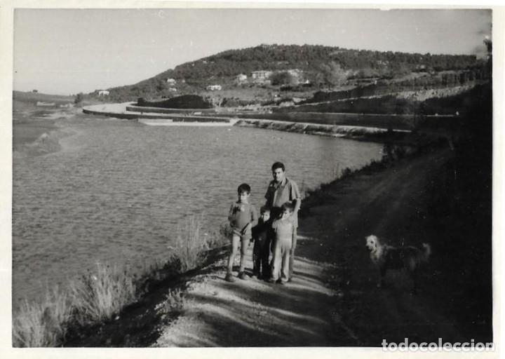Fotografia antica: == AF778 - FOTOGRAFIA - SE&Ntilde;OR CON TRES NI&Ntilde;OS EN UN BONITO PAISAJE