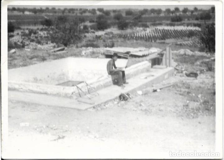 Fotografia antica: == AF786 - FOTOGRAFIA - JOVENCITO SENTADO EN EL BORDE DE UNA BALSA