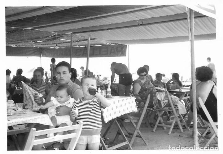 Fotografia antica: == AF788 - FOTOGRAFIA - GRUPO DE GENTE EN UN BAR DE PLAYA