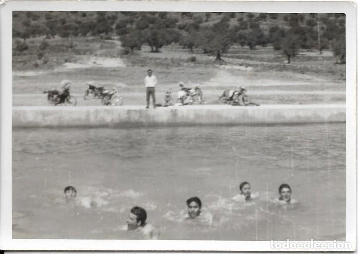 Fotografia antica: == AF791 - FOTOGRAFIA - JOVENES TOMANDO EL BA&Ntilde;O