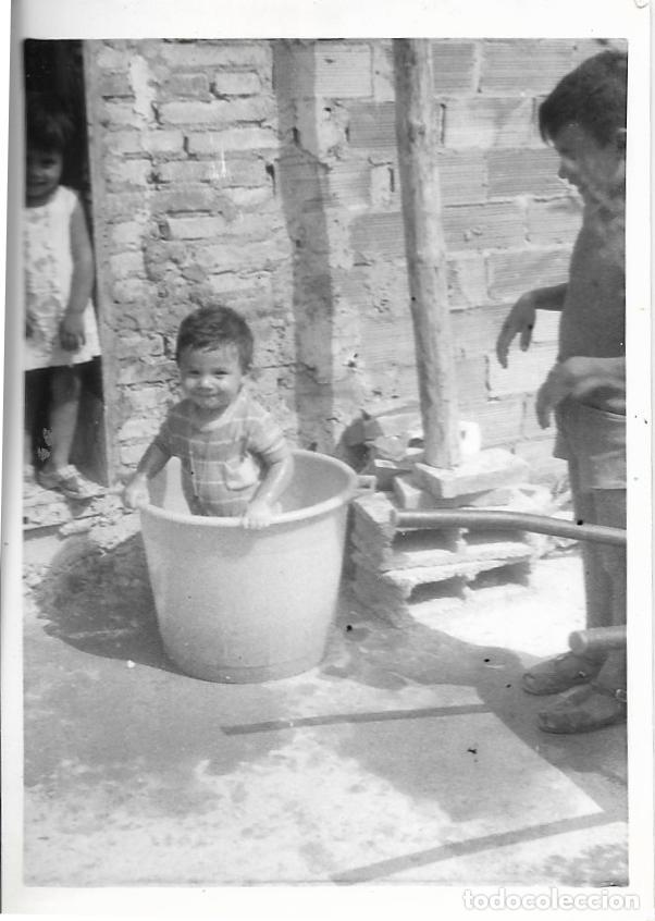 Fotografia antica: == AF800 - FOTOGRAFIA - NI&Ntilde;ITO DENTRO DE UN BARRE&Ntilde;O