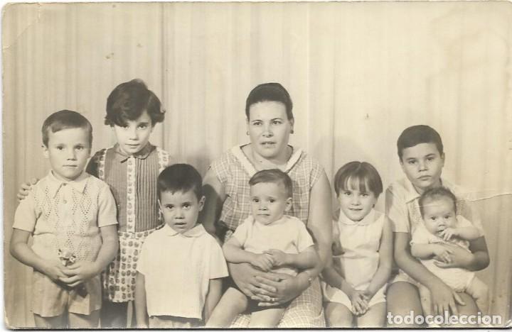 Fotografia antica: == AF545 - FOTOGRAFIA - SE&Ntilde;ORA CON SUS SIETE HIJOS