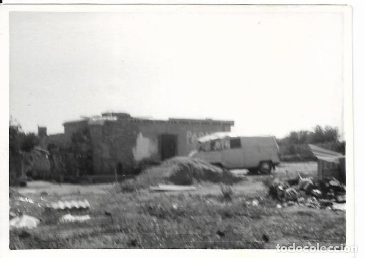 Fotografia antica: == AF802 - FOTOGRAFIA - PAISAJE CON UNA FURGONETA APARCADA